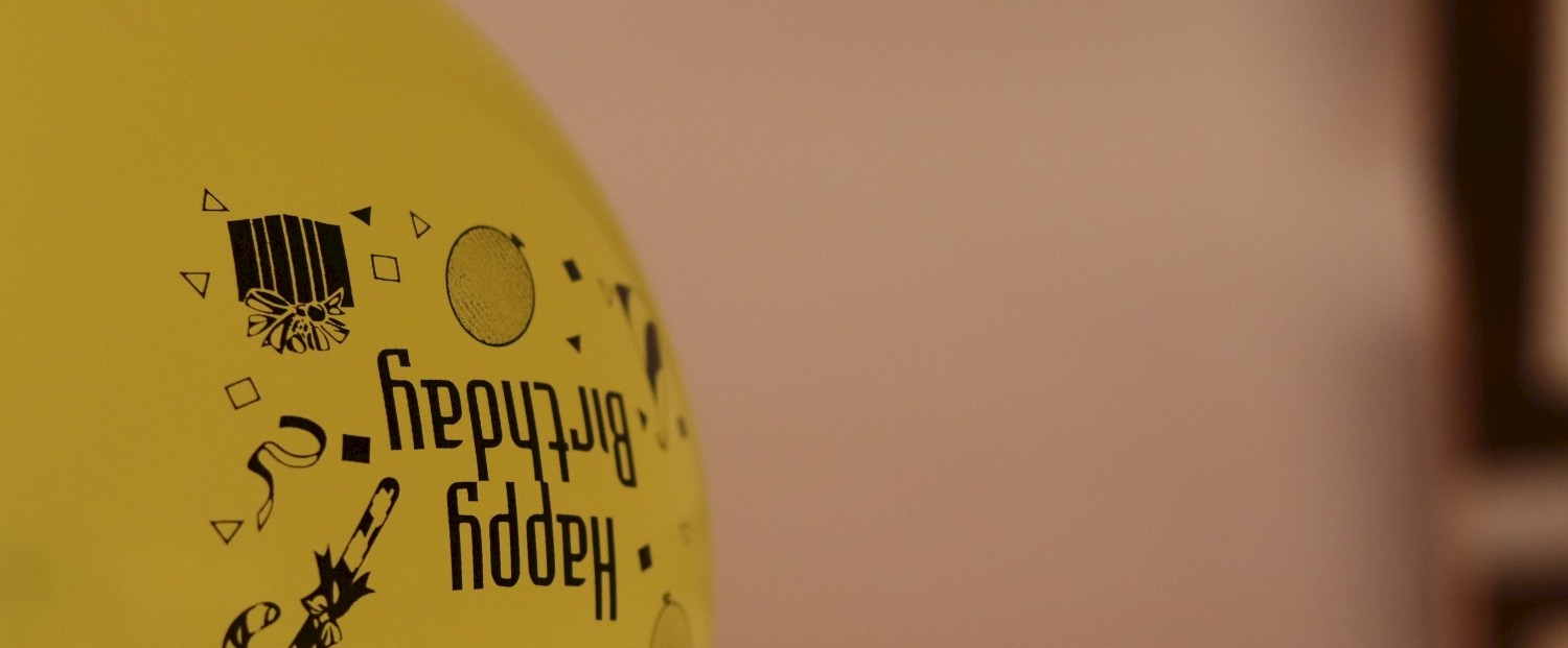 Luftballon mit der Aufschrift "Happy Birthday"